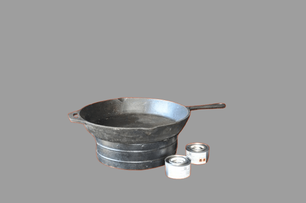 מחבת יצוקה עם מעמד