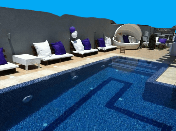 מסביב לבריכה