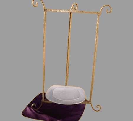 מעמד לצלחות על המזנון