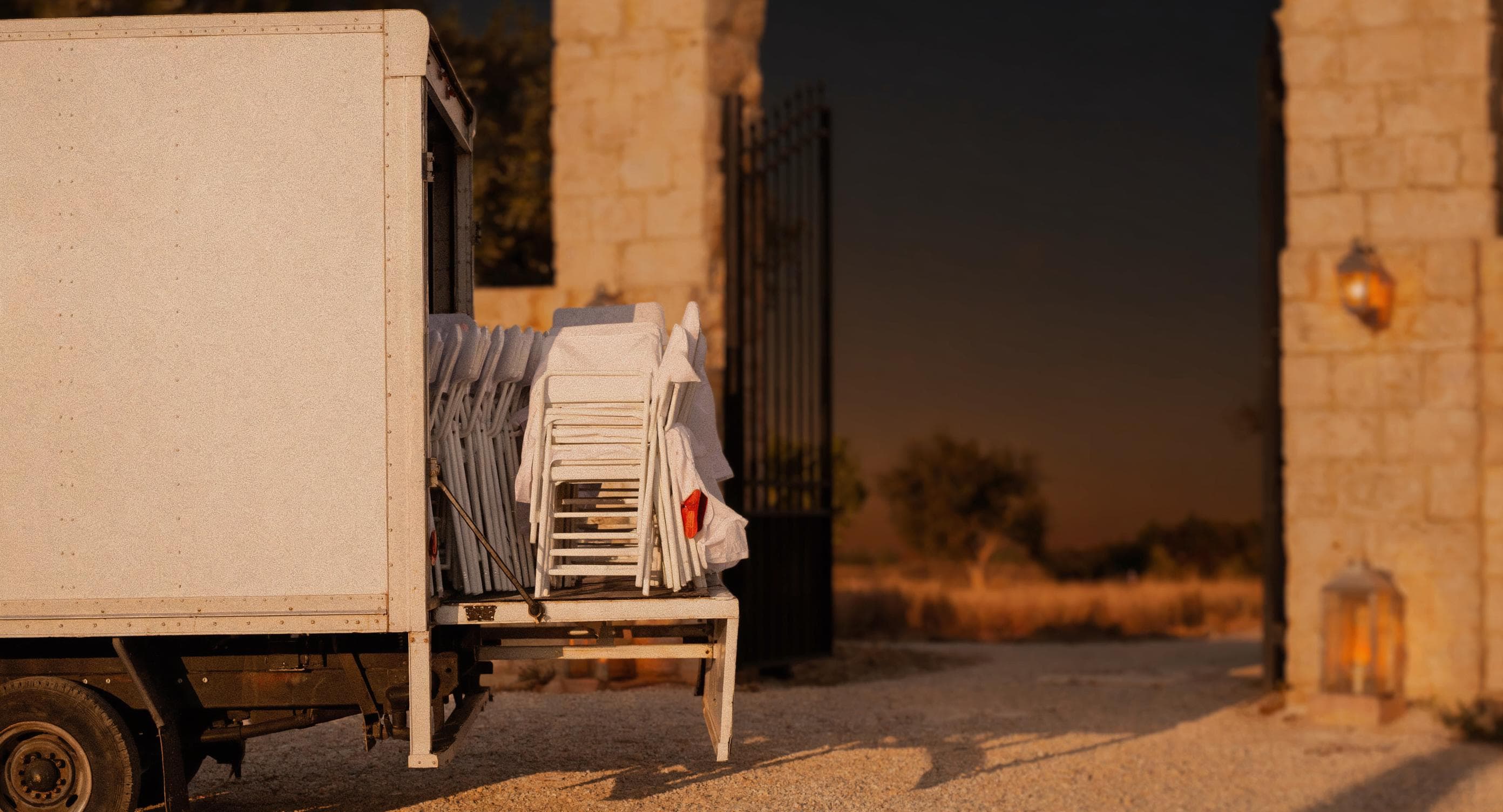 הובלת ציוד לאירועים — משאיות, פריקה ואיסוף מדרזנר