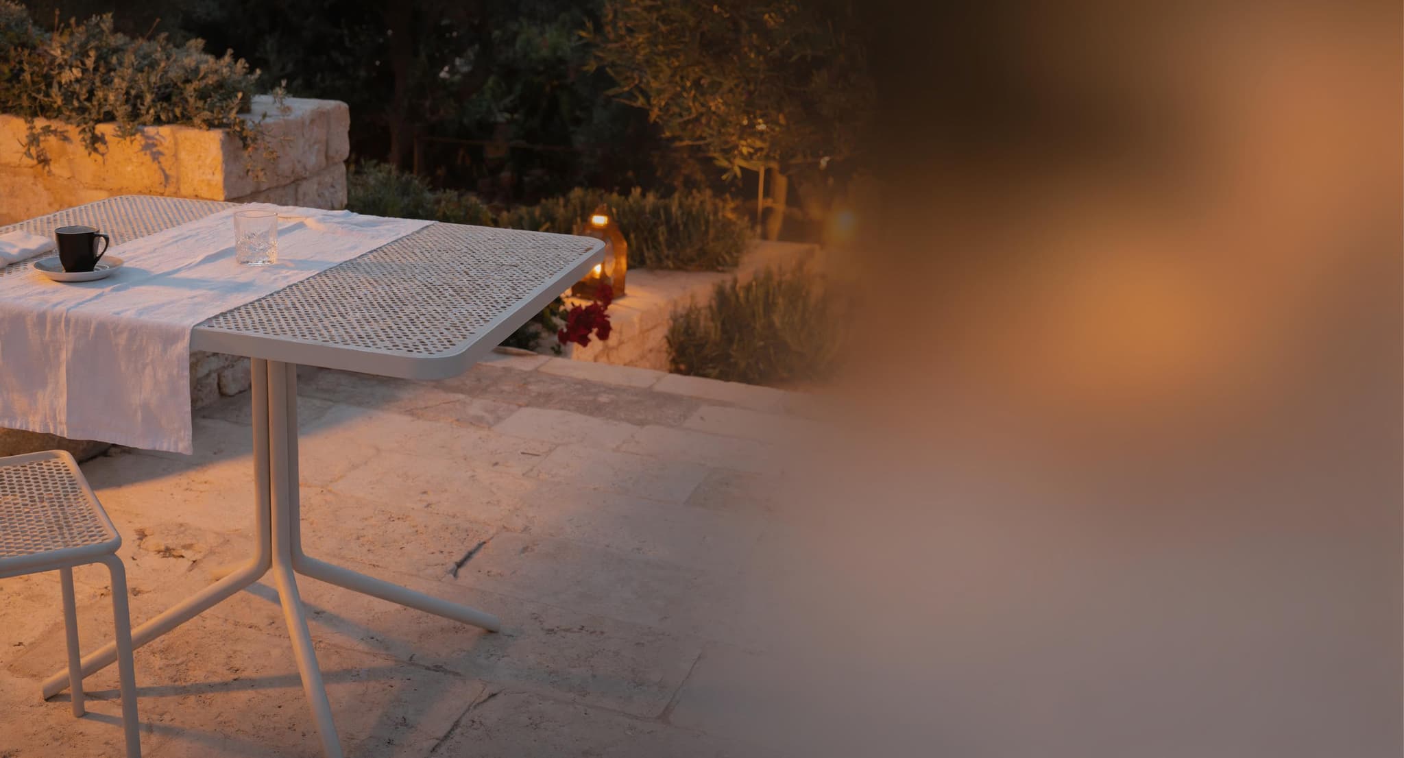 השכרת שולחן בית קפה לאירועים וגנים — מלאי מיידי ממגדים