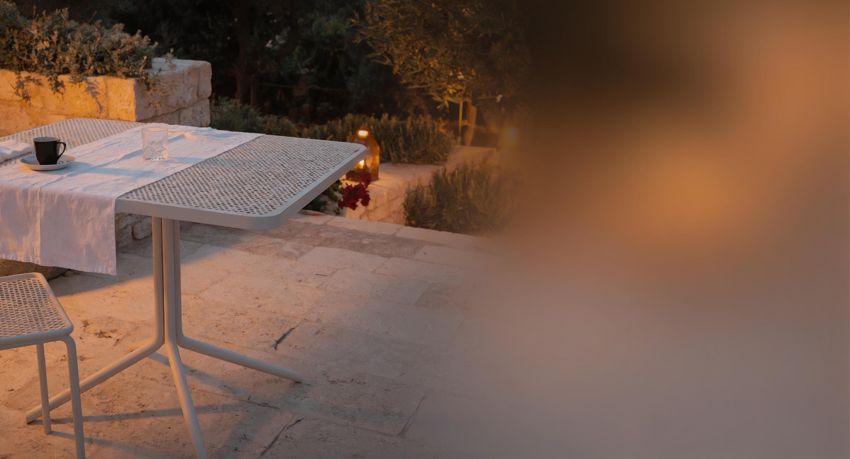 השכרת שולחן בית קפה לאירועים וגנים — מלאי מיידי ממגדים