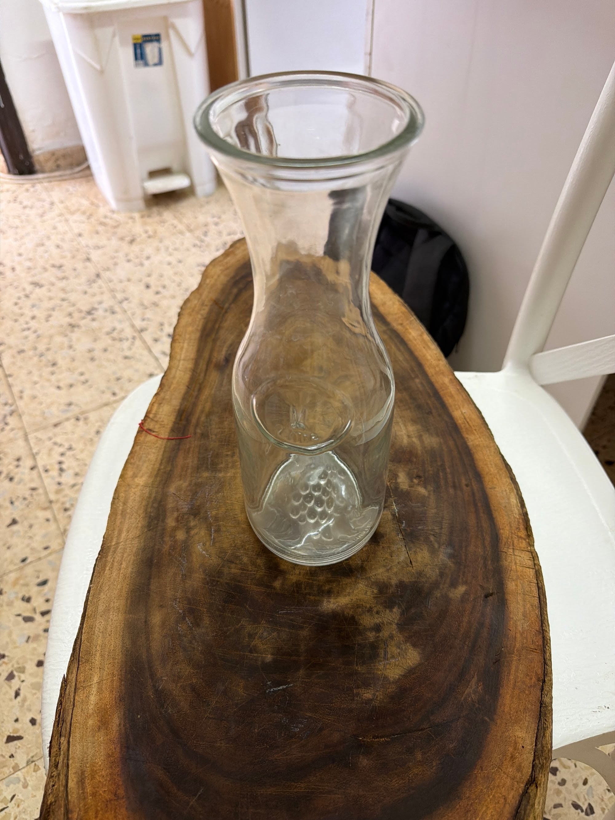 כד זכוכית עם עיטור דגים