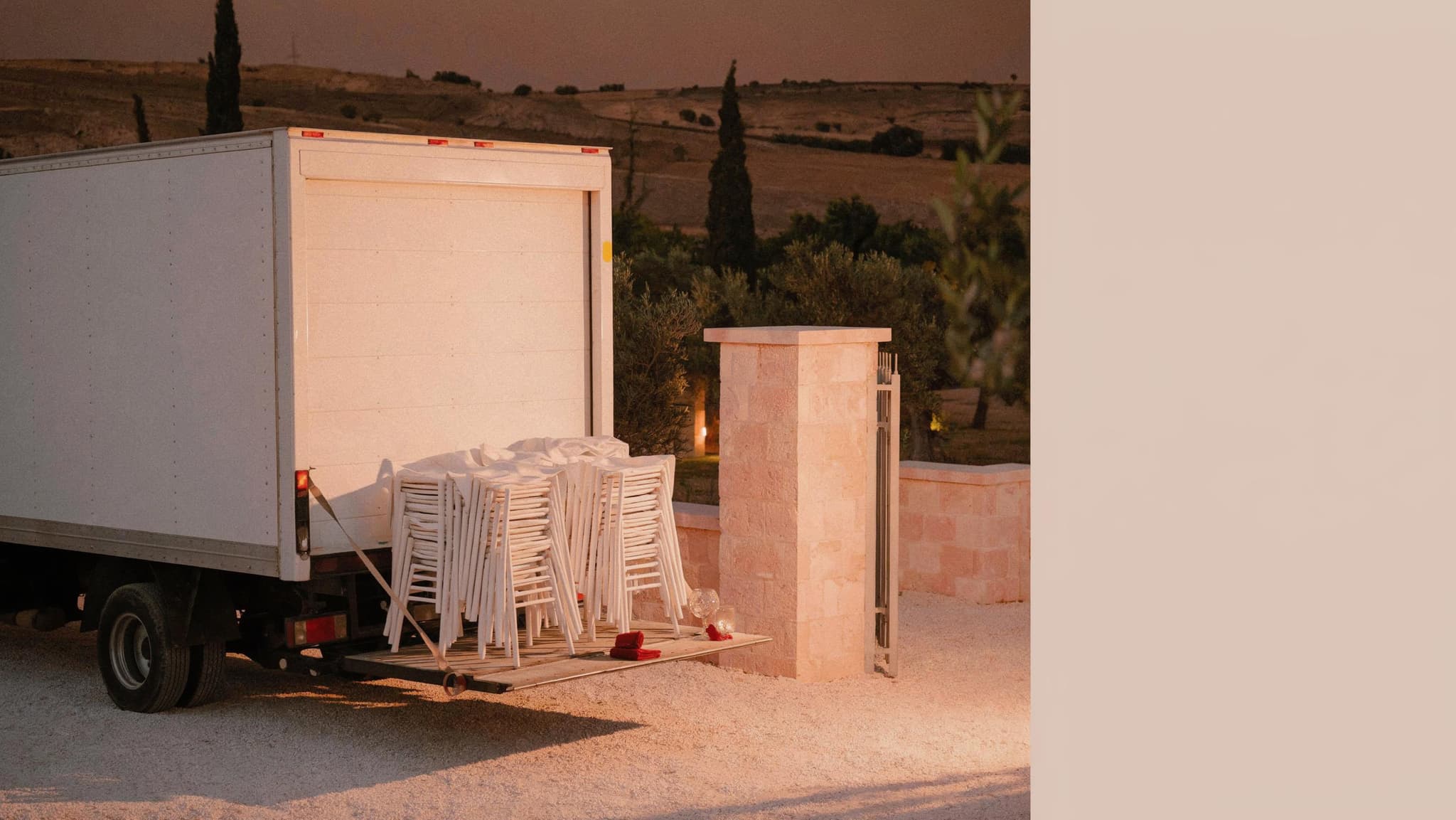הובלת ציוד לאירועים במגדל העמק — משאית וצוות מהמחסן בעצם היום